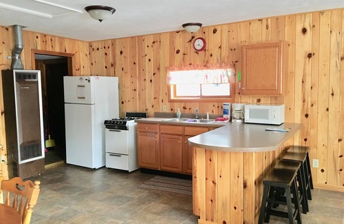 Au Train Cabin | Wake up in a winter wonderland!Snowmobile, ski, ice climb!Parking &Trail Access!