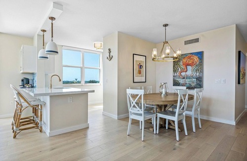 Boynton Beach Condo | Wake up to the Sunrise over the Atlantic. Gorgeous unit with central location.