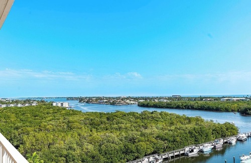 Boynton Beach Condo | Wake up to the Sunrise over the Atlantic. Gorgeous unit with central location.
