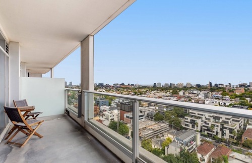 South Yarra Apartment | Wake Up to Views, Pool & the South Yarra Lifestyle