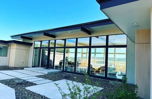 Benton City House | Wake up to vineyard views