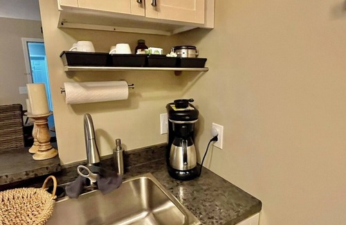 Port Clinton Condo | Walden's Erie Abode. nLess than a mile from the Jet Express!