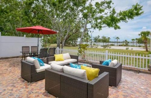 Smith's Memento House | Walk 2 Beach & Ocean Center 60' Driveway