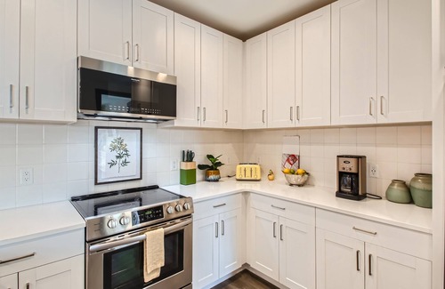 Rutledge Hill Condo | Walk 2 Brdwy * Balcony * Free Parking * Fitness CTR