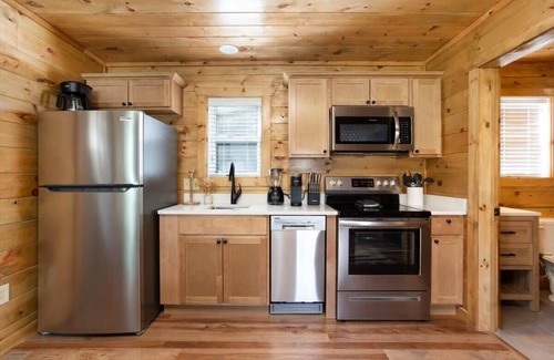 Gatlinburg Cabin | Walk 2 Downtown Gatlinburg/Waterfront/Hot Tub