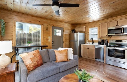 Gatlinburg Cabin | Walk 2 Downtown Gatlinburg/Waterfront/Hot Tub