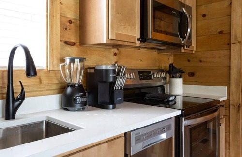 Gatlinburg Cabin | Walk 2 Downtown Gatlinburg/Waterfront/Hot Tub