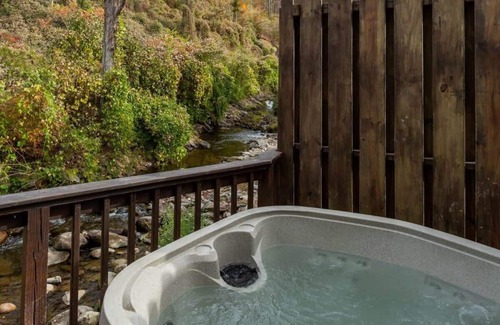 Gatlinburg Cabin | Walk 2 Downtown Gatlinburg/Waterfront/Hot Tub