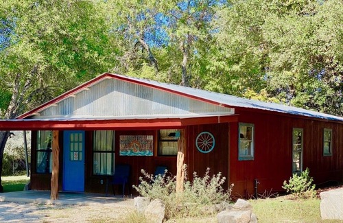 Concan House | Walk 2 Frio River & Entertainment, Cool Cabana, Wifi, Large Kitchen, Concan!