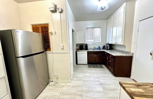 Greater Wilshire - Hancock Park Apartment | Walk 2 Grove Trader Joe Shops Restaurants Museums Cedars Renovated kitchen baths