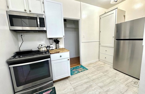 Greater Wilshire - Hancock Park Apartment | Walk 2 Grove Trader Joe Shops Restaurants Museums Cedars Renovated kitchen baths