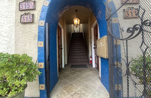 Greater Wilshire - Hancock Park Apartment | Walk 2 Grove Trader Joe Shops Restaurants Museums Cedars Renovated kitchen baths