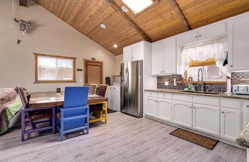 Big Bear City Cabin | Walk 2 Lake, Go Karts, Dining & Shops, King Bed, 55" TVs+Fenced Yard 4 Pets