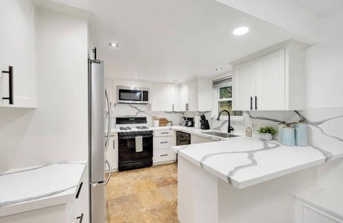 Eastside House | Walk 2 the Wave Stylish Modern Home in Long Beach.