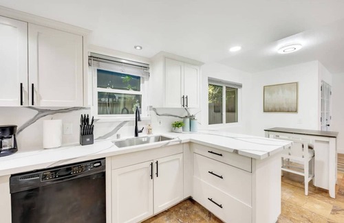 Eastside House | Walk 2 the Wave Stylish Modern Home in Long Beach.