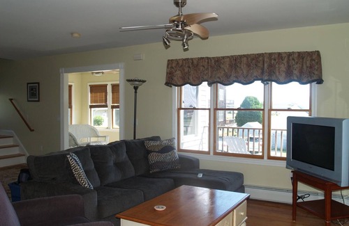 Eastward Look House | Walk across the street to Scarborough Beach!