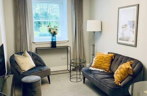 Kelvinbridge Apartment | Walk anywhere from this cosy central flat