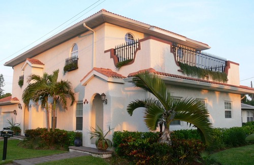 Sunset Beach House | Walk barefoot to the beach. 3 bdrm 3 ba home walk to Caddy's or Katiki's.Pets ok