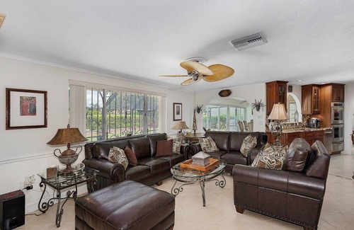Moorings House | Walk/Bike to Beach, Restaurants & Shops