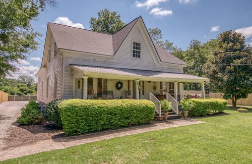 Monroe House | Walk Downtown! Large Pool, Hot tub, Fire pit, Close to EVERYTHING!