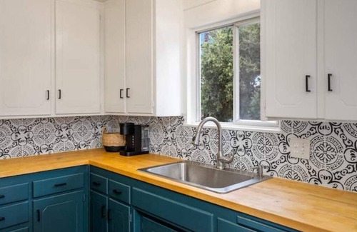 San Luis Obispo Cottage | Walk downtown! Spa Tub+Bikes+Grill | CalPoly+Beach