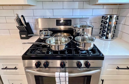 Walnut Creek Apartment | Walk Downtown Work Here + Desk + Fast WiFi King Bed Remodeled Kitchen
