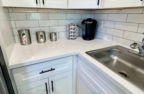 Walnut Creek Apartment | Walk Downtown Work Here Fast WiFi Parking King Bed New Kitchen
