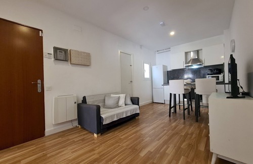 Collblanc y La Torrassa Apartment | WALK to CAMP NOU - Wi-Fi/AC/3 Bed by MyRentalHost