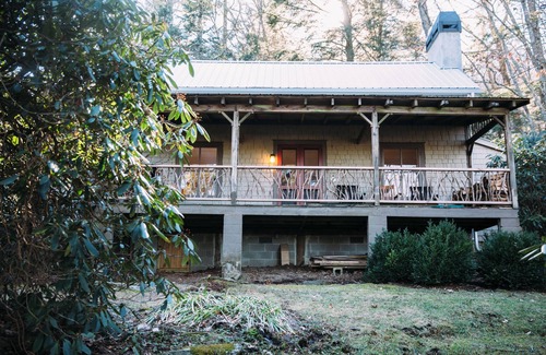 Highlands Cabin | Walk Everywhere, Large Fenced Yard Perfect for Kids/Dogs, Wood Burning Fireplace