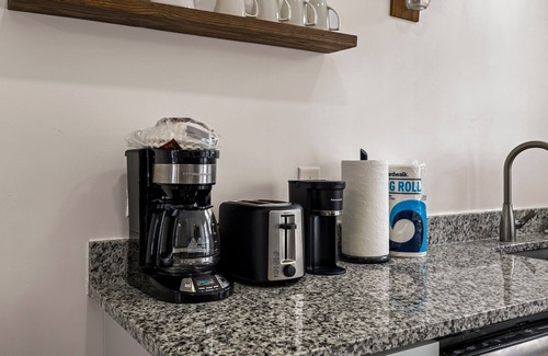 Historic Downtown Savannah Apartment | Walk Everywhere - Steps to Coffee, Forsyth + Amazing Food by Lucky Savannah
