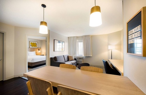 Exchange Place North Hotel | Walk Hudson River Waterfront! Two Elegant Suites, Scenic Views, Free Parking