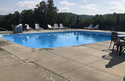 Indian Point Condo | WALK-IN 2 Bedroom Sleeps 7! Lake View & Marina! 2 mi from Silver Dollar City