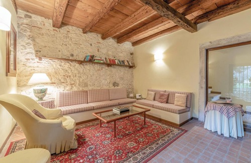 Castelgomberto Apartment | Walk in a beautiful park, along a tree-lined avenue and through an Italian garden and past a long st
