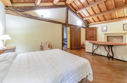 Castelgomberto Apartment | Walk in a beautiful park, along a tree-lined avenue and through an Italian garden and past a long st