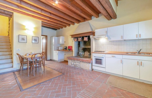 Castelgomberto Apartment | Walk in a beautiful park, along a tree-lined avenue and through an Italian garden and past a long st