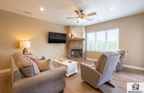 Branson House | Walk-in - Close to 76 Strip - Resort Amenities - FREE TICKETS INCLUDED - FH-G203