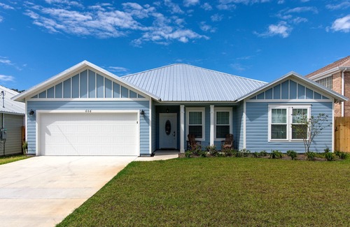 Bahama Beach House | Walk just 2 blocks to the beach!