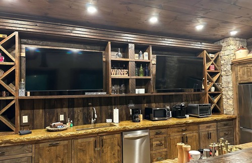 Mineral Bluff Cabin | Walk out to the Toccoa- Luxury Riverfront. Hot tub