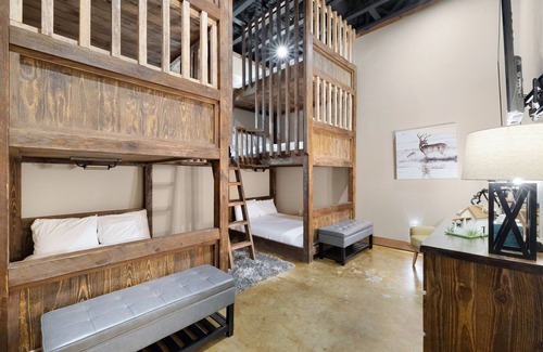 Mineral Bluff Cabin | Walk out to the Toccoa- Luxury Riverfront. Hot tub
