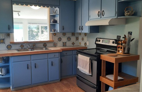 Brew Bay House | Walk-out Waterfront Cottage with convenient Private setting