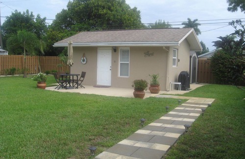 Naples Park Apartment | Walk, Ride or Bike to the Beach