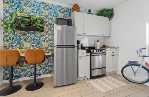 Historic Uptown Apartment | Walk score 82 - bikes - kayak - 214mbps - foam bed