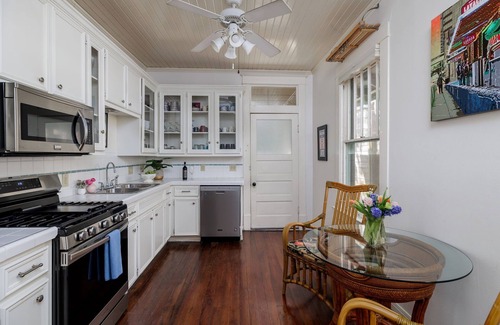 Clarksville House | Walk to 6th, Free Parking - The Porch by Portoro