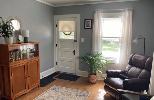 Oshkosh House | Walk to AirVenture from this Cozy Cottage!