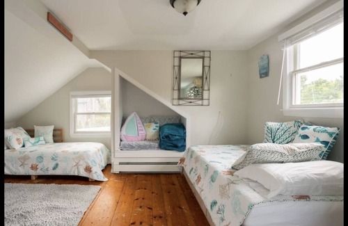 Pipes Cove House | Walk to all! Beach/shelter island ferry/LIRR/Jitney/restaurants/shopping