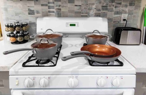 Glendale Apartment | Walk to Americana | King Bed | High Speed WiFi