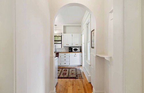 Livingston House | Walk to Art, Eats & River