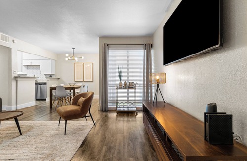 Arlington Apartment | Walk to AT&T/Globe Life -Modern 2 Bedroom Retreat