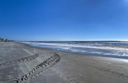 Atlantic Beach House | Walk to Atlantic Beach Family Gem with Fenced Yard