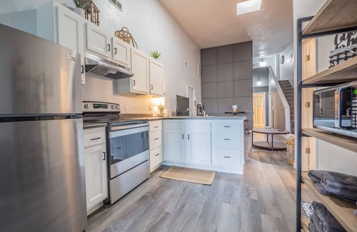 Maryville Apartment | Walk to bars and restaurants! Pet friendly.